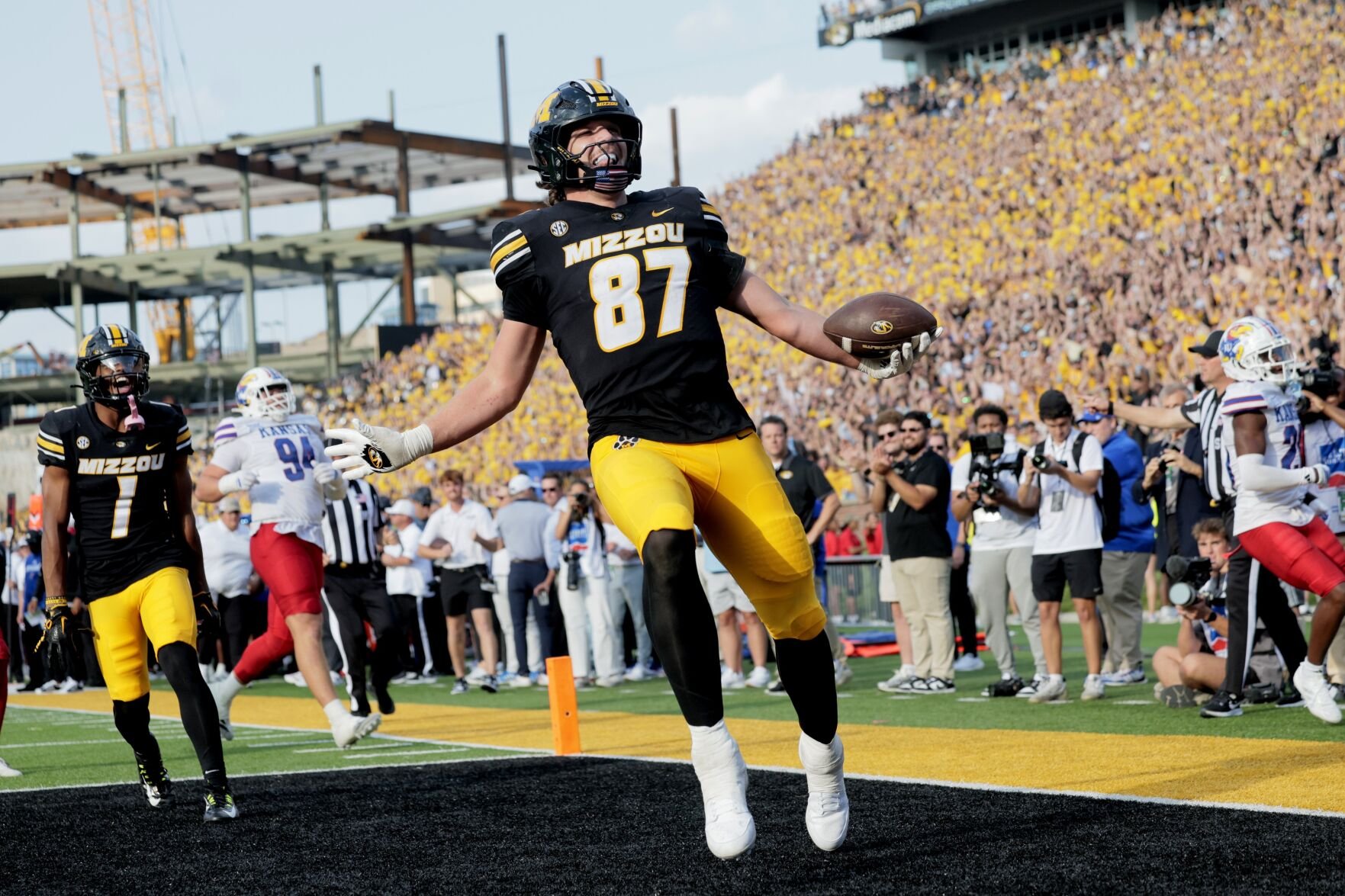 Missouri wins Border War! Beats Kansas 42-31